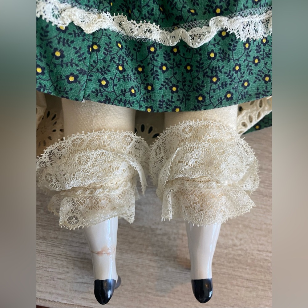 3 Vintage Porcelain Dolls in Green Dresses - Picture 11 of 14